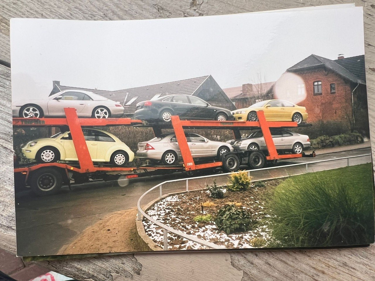 Camión portacoches cargado en Alemania con Porsche 911, Audi A6 y BMW M3, principios de los años 2000
